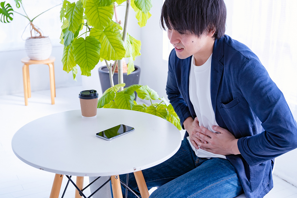 胃潰瘍、十二指腸潰瘍で腹痛を訴える男性
